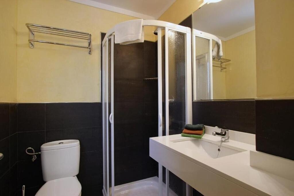 Modern 300m From Crystal Clear Coves By Renthousing