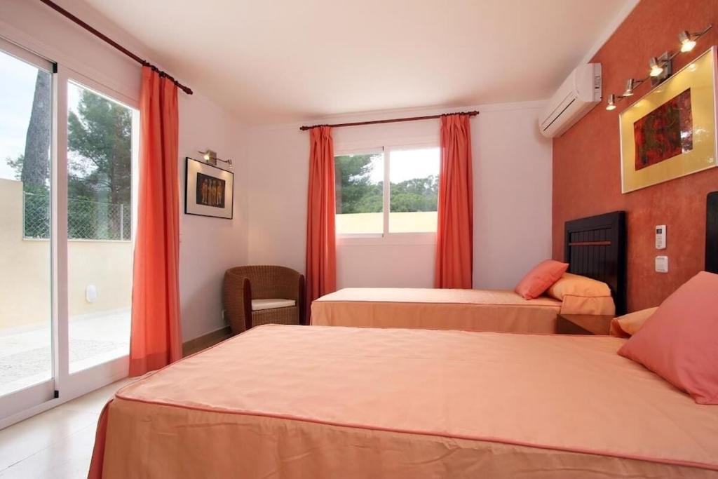 Villa Modern 300m From Crystal Clear Coves By Renthousing
