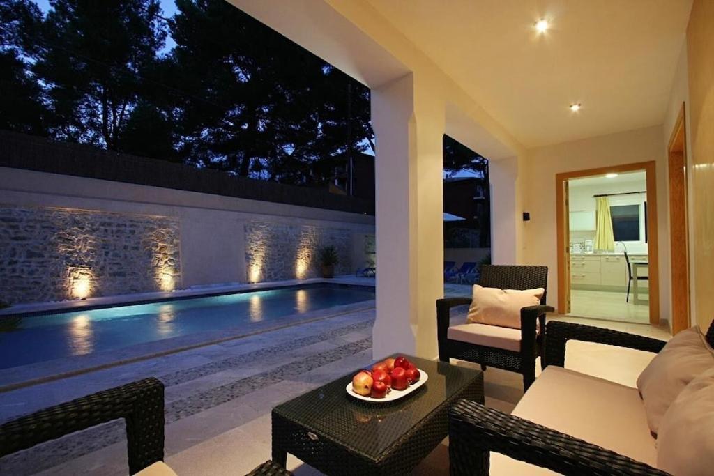 Villa Modern 300m From Crystal Clear Coves By Renthousing Cala de Sant Vicenc