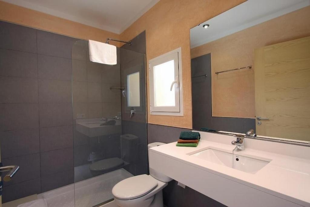 Modern 300m From Crystal Clear Coves By Renthousing