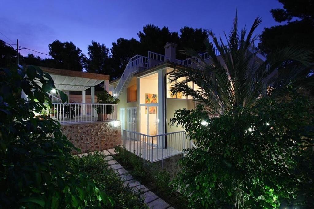 Modern 300m From Crystal Clear Coves By Renthousing Villa