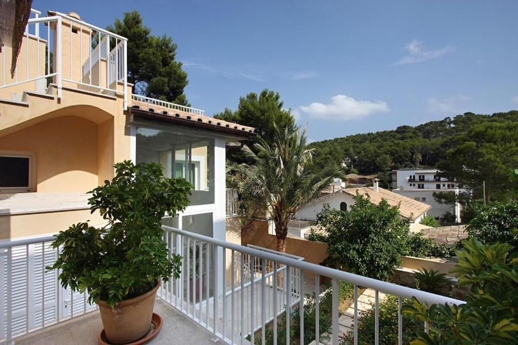 Modern 300m From Crystal Clear Coves By Renthousing Villa