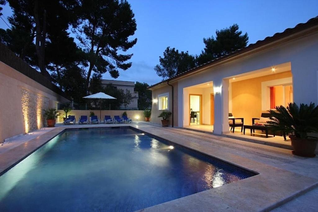 Modern 300m From Crystal Clear Coves By Renthousing Villa