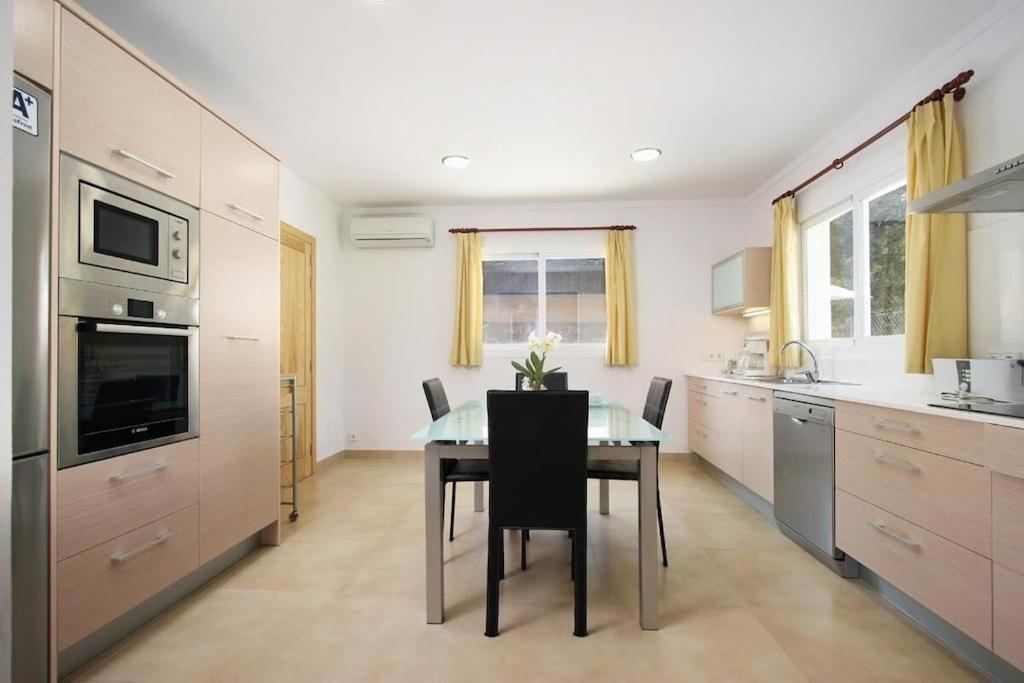 Villa Modern 300m From Crystal Clear Coves By Renthousing *