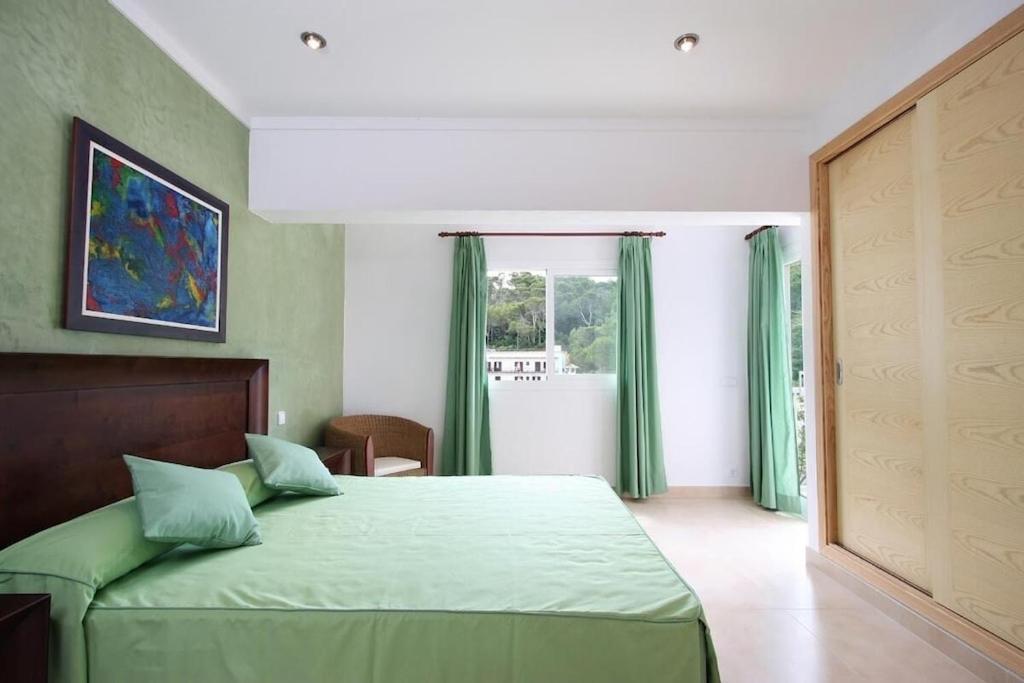 Modern 300m From Crystal Clear Coves By Renthousing