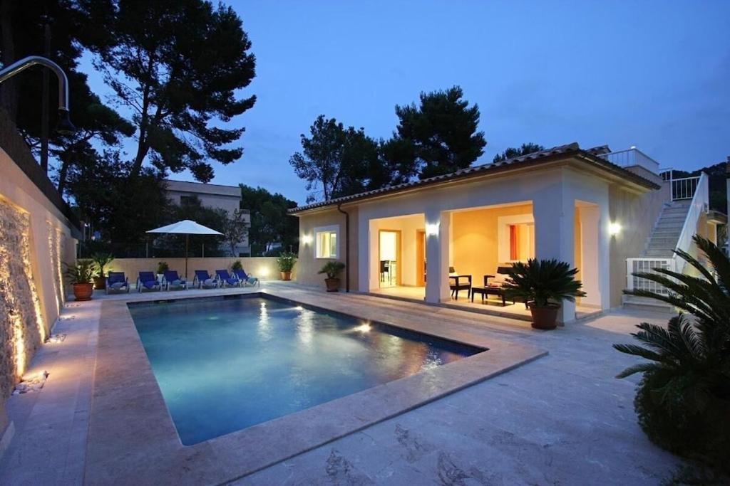 Modern 300m From Crystal Clear Coves By Renthousing *