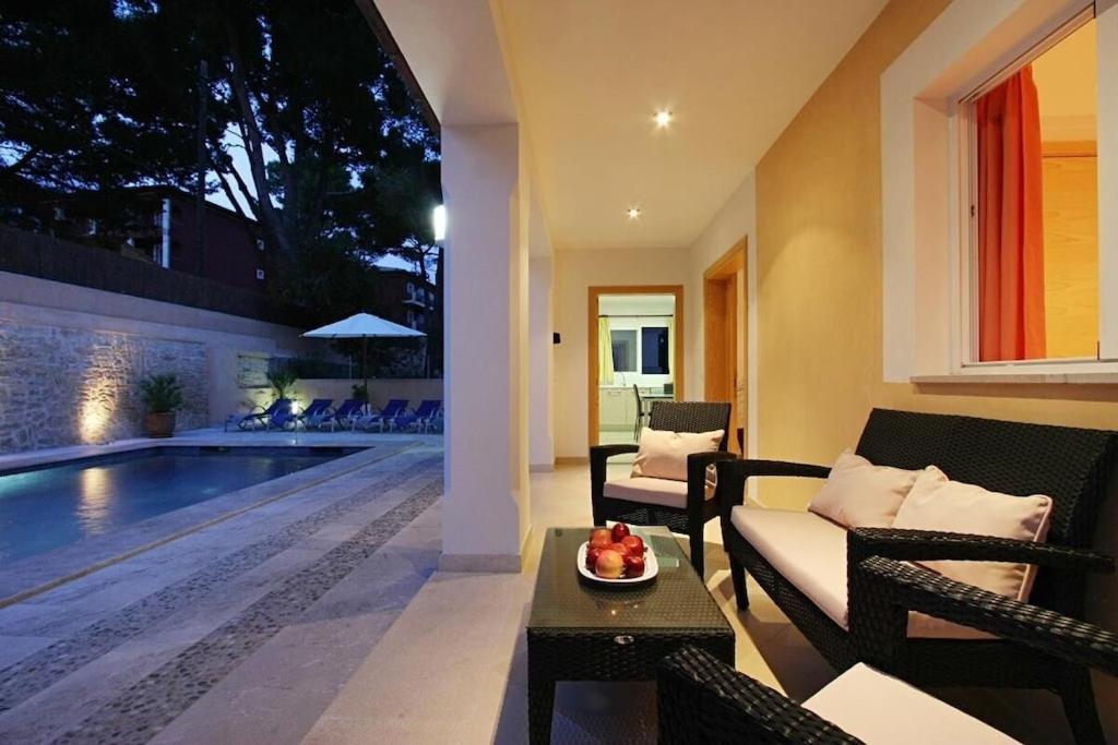 Modern 300m From Crystal Clear Coves By Renthousing Villa