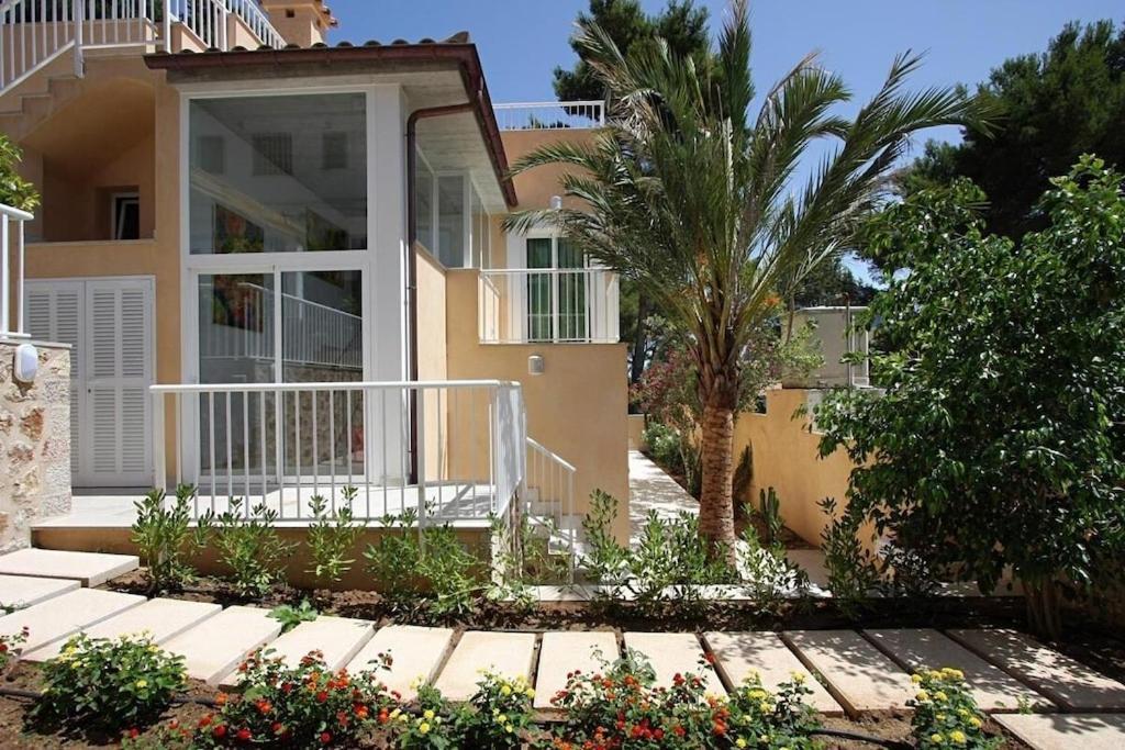 Modern 300m From Crystal Clear Coves By Renthousing Villa