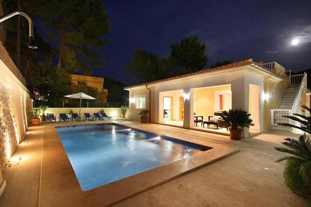 Modern 300m From Crystal Clear Coves By Renthousing